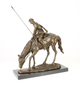 Bronzen beeld van soldaat op de rug van zijn paard