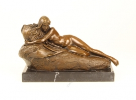 EEN BRONZEN FIGURALE KANDELAAR