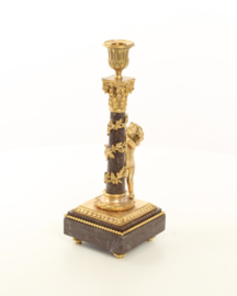 Set bronzen vergulden kandelaars links en rechts