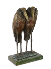 Een bronzen beeld van een paar maraboes