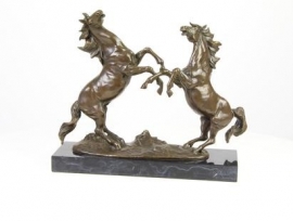 Bronzen steigerende paarden