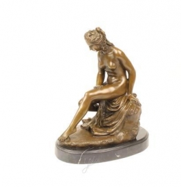 Bronzen badende vrouw
