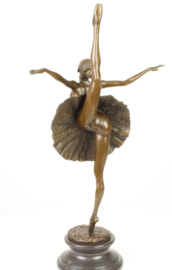 Bronzen beeld van een ballet danseres