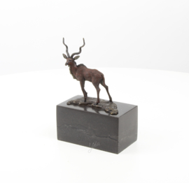 Een bronzen beeld van een impala