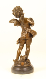 Bronzen beeld van putto spelend op zijn bekkens.