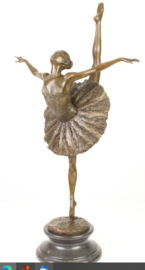 Bronzen beeld van een ballet danseres