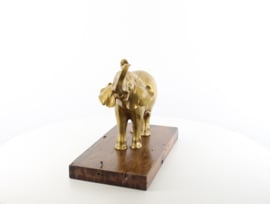 Een bronzen beeld van een olifant