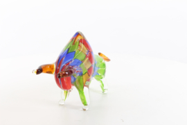 Een Murano stijl abstracte glasbeeldje van een stier