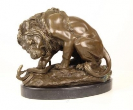 Bronzen beeld van een leeuw in gevecht met slang