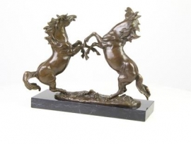 Bronzen steigerende paarden