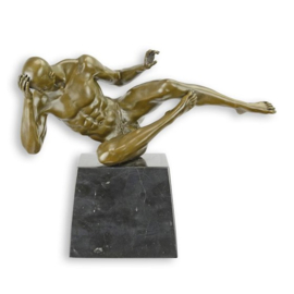 Een licht erotisch bronzen beeld van een man