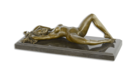 Erotische bronzen beeld van een liggende vrouw