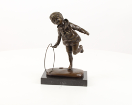 Een bronzen beeld jongen met hoepel