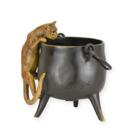 Bronzen Beeld van een Kat die op een Ketel Klimt