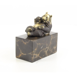 Een bronzen beeld van een etende panda