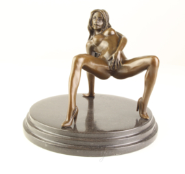 Gedetailleerd Bronzen vrouw met gespreide benen