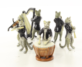 Een set van zes bronzen kat muzikanten