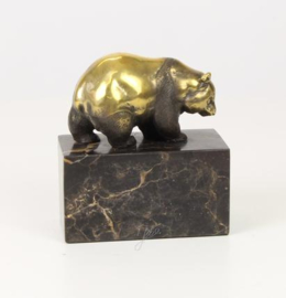 EEN BRONZEN SCULPTUUR VAN EEN PANDA