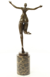Een abstracte bronzen beeld van naakte vrouw