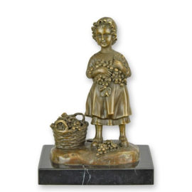 Bronzen Beeld van een Meisje met een Mand met Druiven
