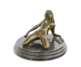Een erotische bronzen beeld van een vrouwelijke naakt