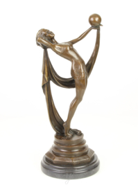 Bronzen beeld van vrouw met de aardbol in de hand.