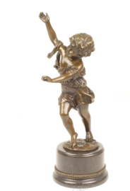 Een bronzen beeld van een dansende Putto