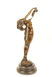 Bronzen beeld vrouw met wijnstok