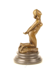 erotische brons beeld vrouw geknield met haar handen op de rug.