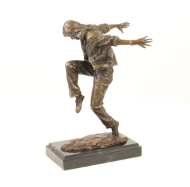 Bronzen beeld van een straatdanser