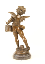 Bronzen beeld van putto spelend op zijn drum.