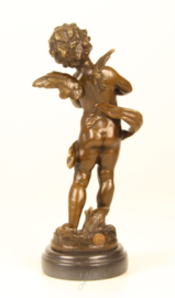 Bronzen beeld van putto spelend op zijn bekkens.