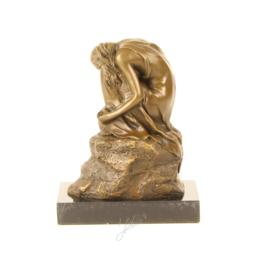 Bronzen beeldje van een dromend meisje op een rots