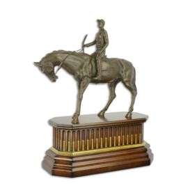 Een bronzen beeld van een jockey op paard op houten voet
