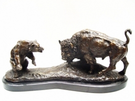 Bronzen beeld van een stier in gevecht met beer