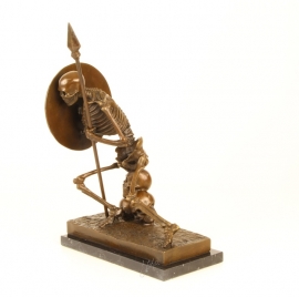 Bronzen beeld van een skelet als boekenhouder