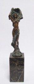 Bronzen beeld Vrouw met Doek