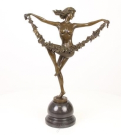 EEN BRONZEN SCULPTUUR VAN EEN BLOEM DANSER