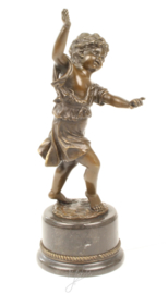 Een bronzen beeld van een dansende Putto