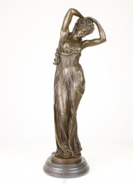 Bronzen beeld van statische vrouw