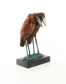Een bronzen beeld van een paar maraboes