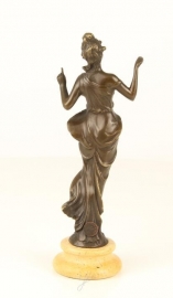 Bronzen  beeld staande dame