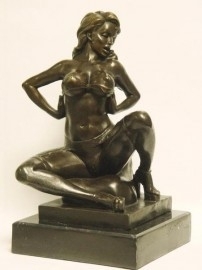 Erotisch bronzen beeld van een mooie vrouw