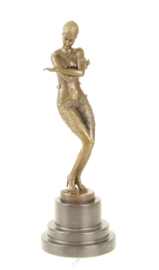 EEN BRONZEN SCULPTUUR VAN EEN COY DANSER