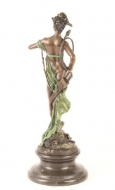 EEN BRONZEN SCULPTUUR VAN DIANA ZEGEVIEREND