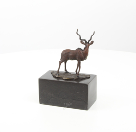 Een bronzen beeld van een impala