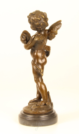 Bronzen beeld van putto spelend op zijn bekkens.