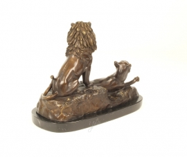 Bronzen  beeld van een leeuw en leeuwin