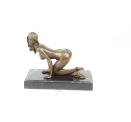 Bronzen erotische vrouw op haar hurken