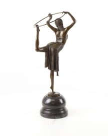 Bronzen beeld van een hoepeldanseres
